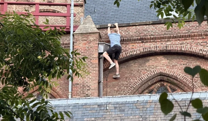 Man Arrested After Climbing onto Roof of Old Church in Delft
