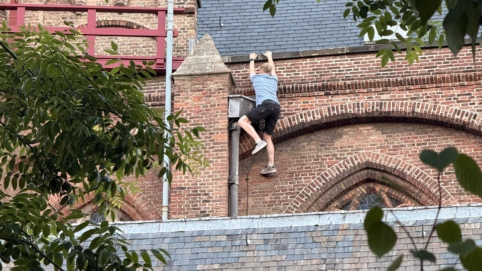 Man Arrested After Climbing onto Roof of Old Church in Delft