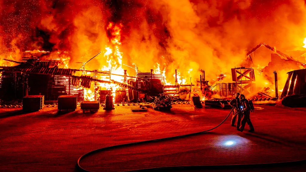 Major Fire Engulfs Warehouse at Zutphen Timber Company, Releasing Asbestos