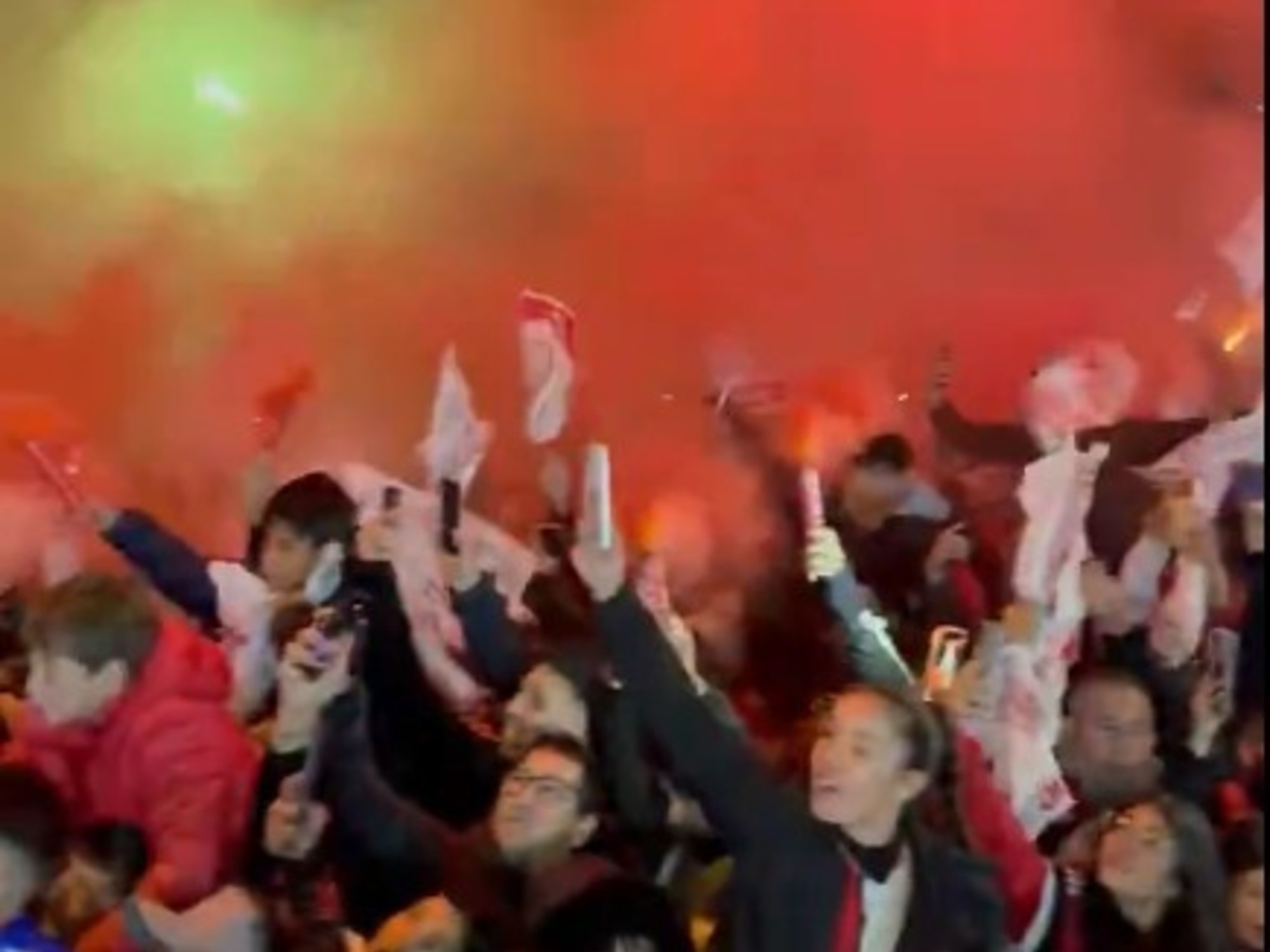Hundreds of River Plate fans gathered with flags and fireworks to welcome the River Plate team bus in Córdoba.