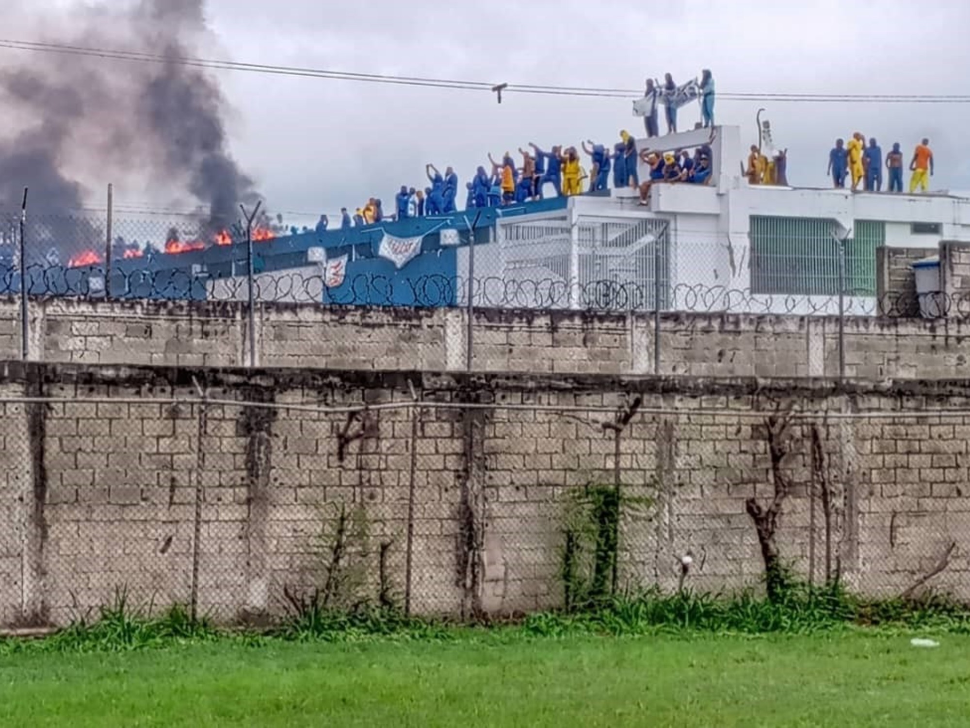 Smoke rising from the roof of the Internado Judicial de Barinas during a protest