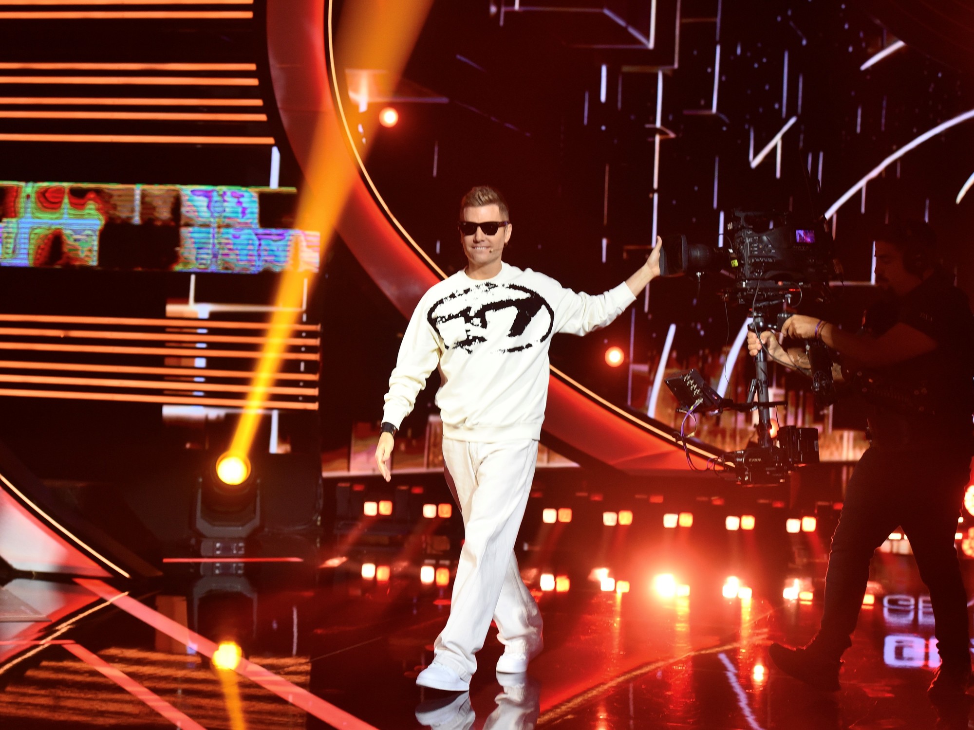 Charlotte Caniggia entering the Gran Hermano: Generación Dorada house, with host Santiago del Moro.