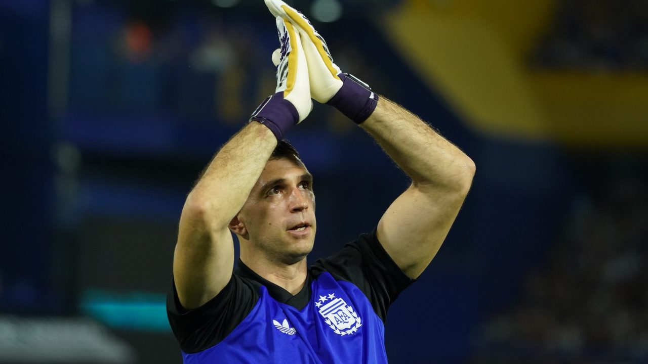 Dibu Martínez Suffers Finger Fracture, Aims for World Cup Return