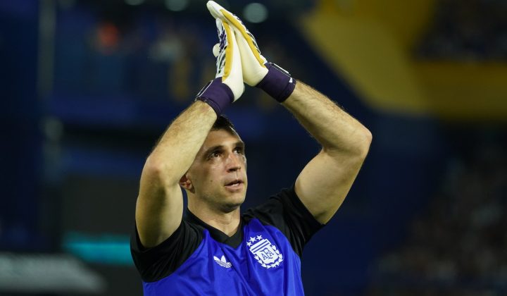 Dibu Martínez Suffers Finger Fracture, Aims for World Cup Return