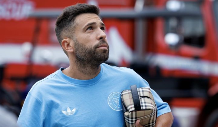 Jordi Alba in fiery clash with referee during L’Hospitalet playoff match