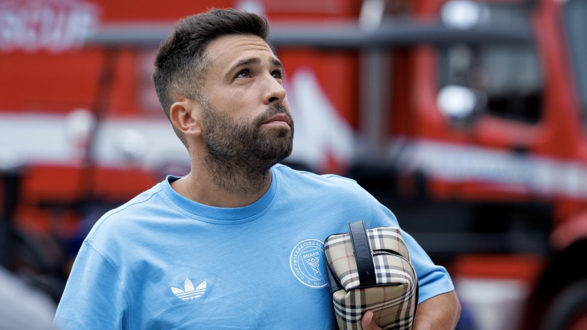 Jordi Alba in fiery clash with referee during L’Hospitalet playoff match