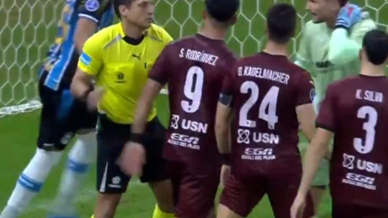 Polémica arbitral de Jesús Valenzuela en Gremio vs. Torque por Copa Sudamericana