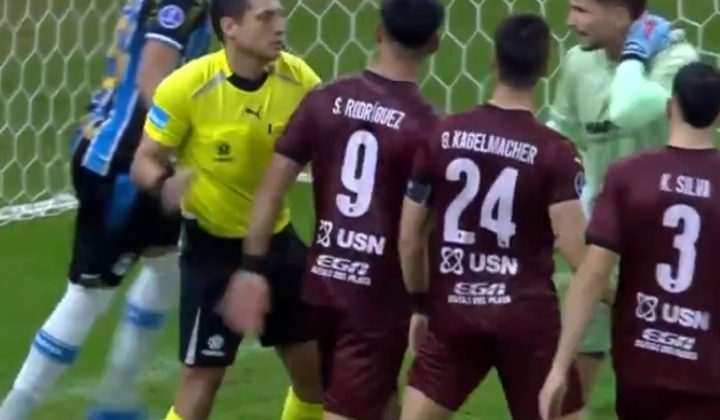 Polémica arbitral de Jesús Valenzuela en Gremio vs. Torque por Copa Sudamericana