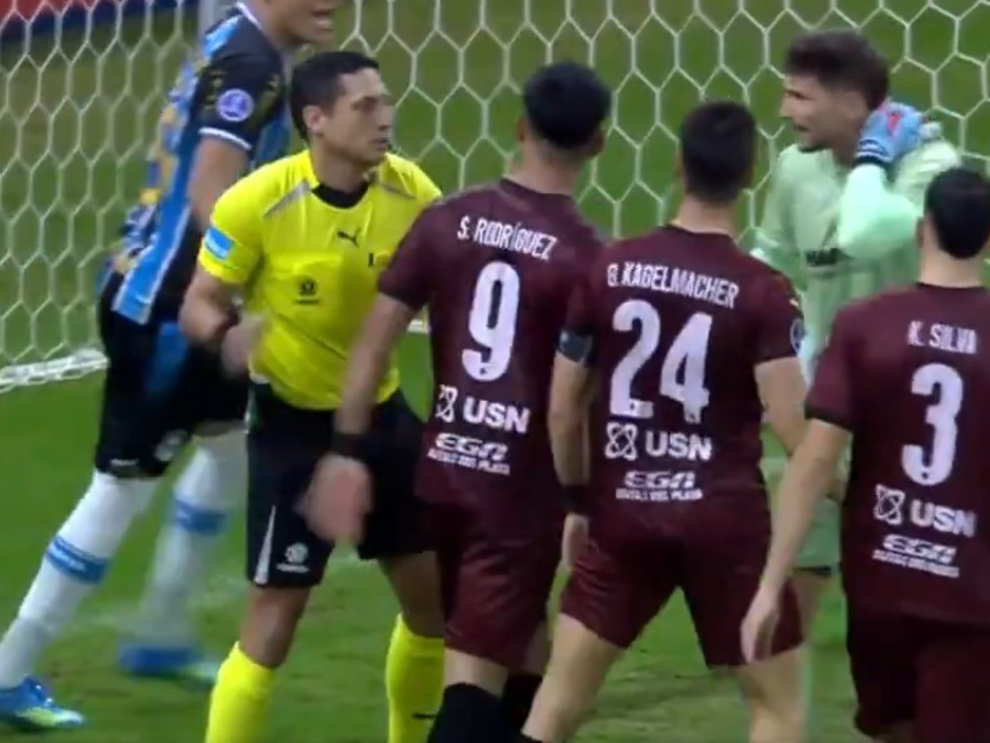 Árbitro Jesús Valenzuela en acción durante un partido de fútbol