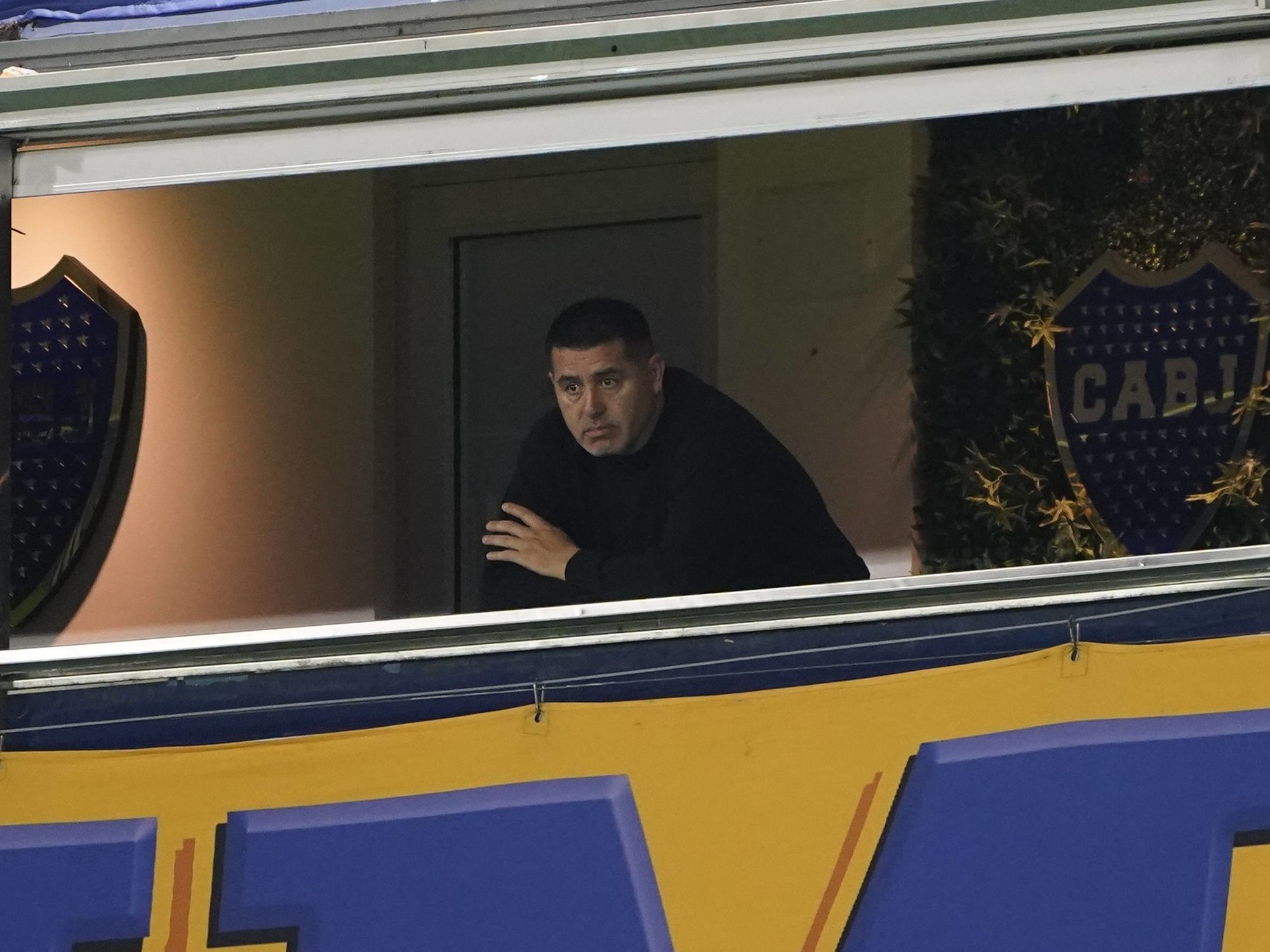 Juan Román Riquelme, president of Boca Juniors, in a press conference setting.