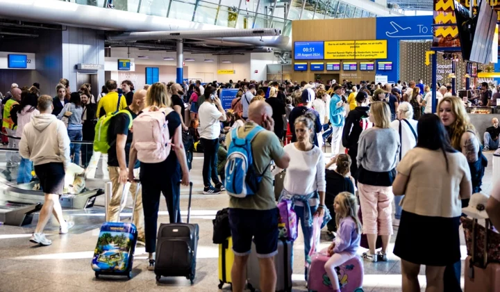 Dutch Air Passenger Numbers Decline for First Time Since Pandemic