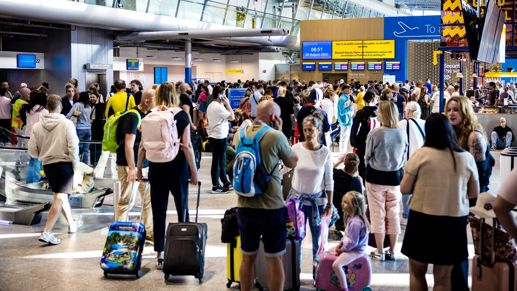 Dutch Air Passenger Numbers Decline for First Time Since Pandemic