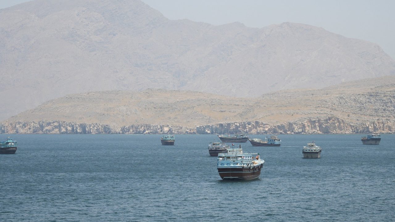 Irán dispara contra barcos en el Estrecho de Ormuz en medio de tensiones con EE. UU.