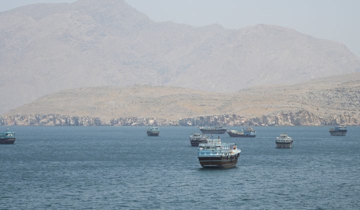 Irán dispara contra barcos en el Estrecho de Ormuz en medio de tensiones con EE. UU.