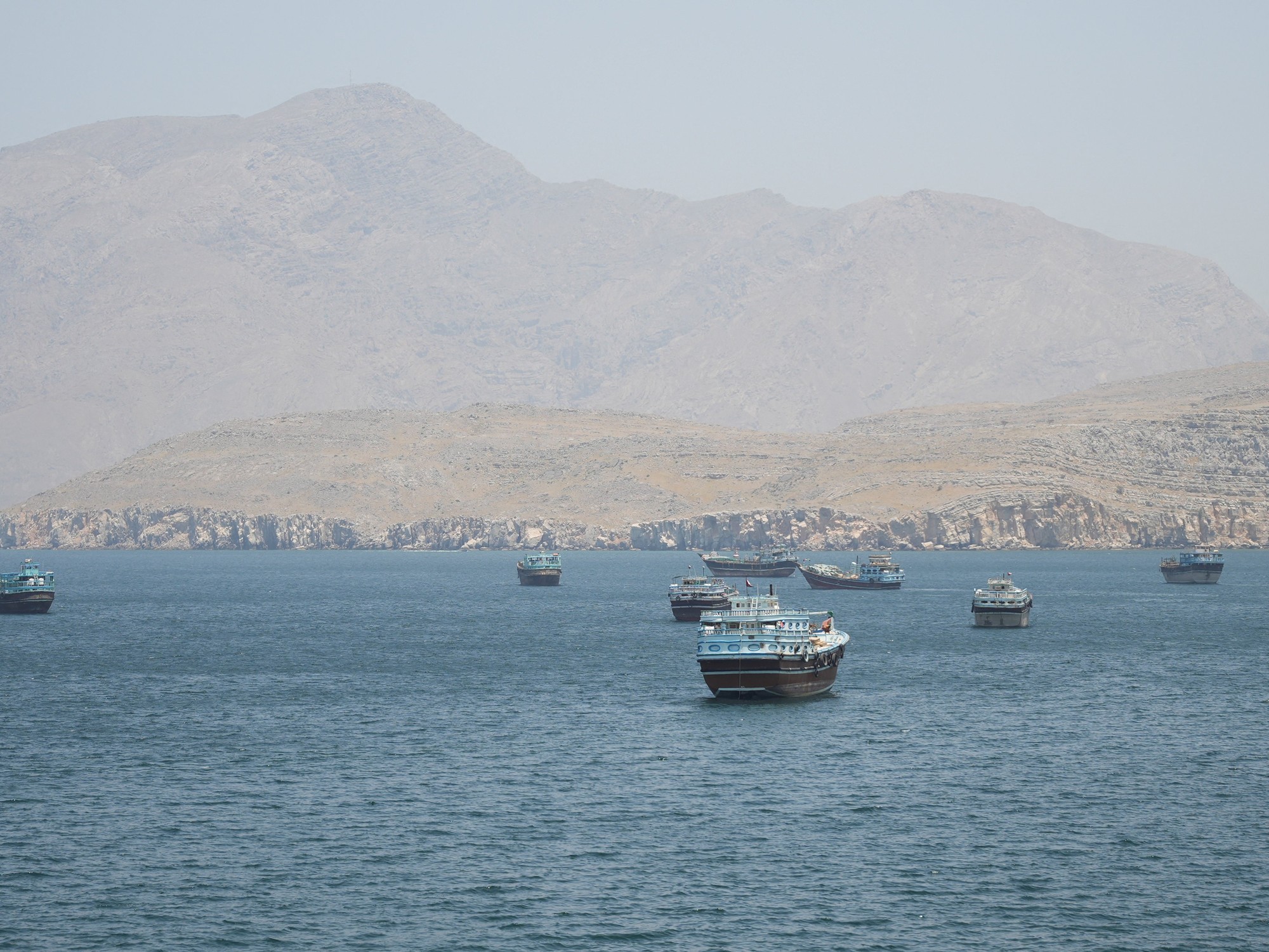 Barcos militares en el Estrecho de Ormuz