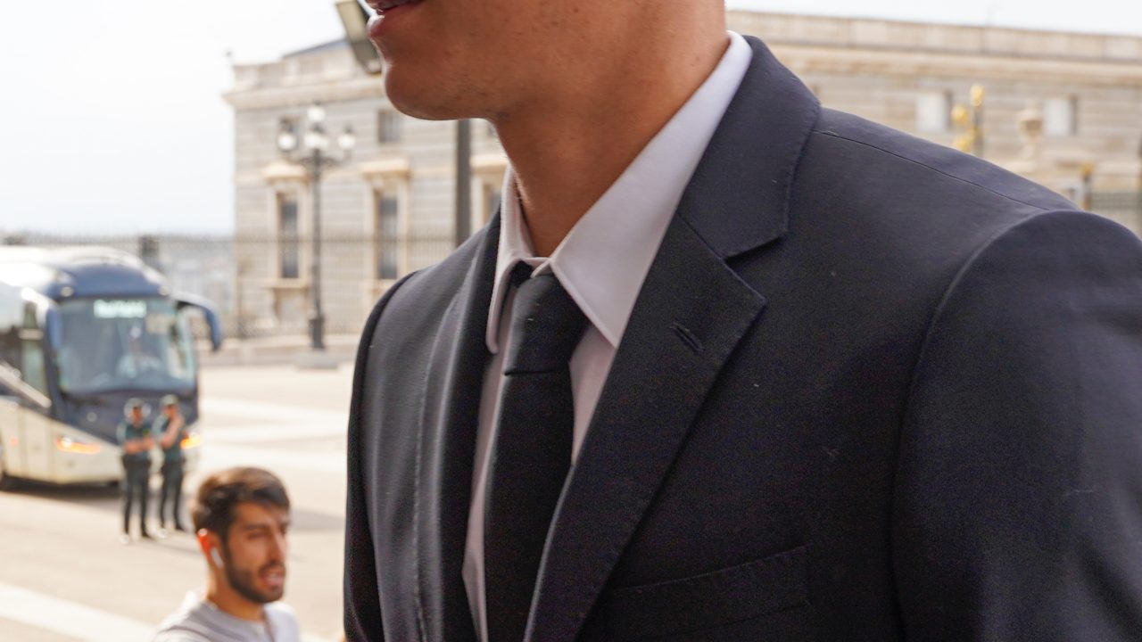 Andriy Lunin’s Affectionate Greeting to Teammates’ Wives Goes Viral