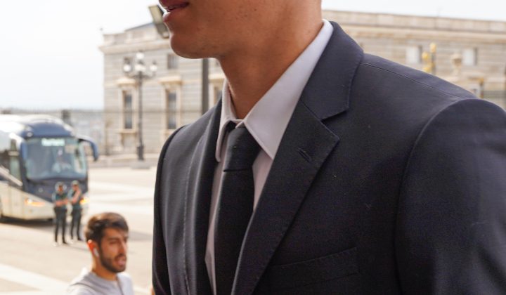Andriy Lunin’s Affectionate Greeting to Teammates’ Wives Goes Viral
