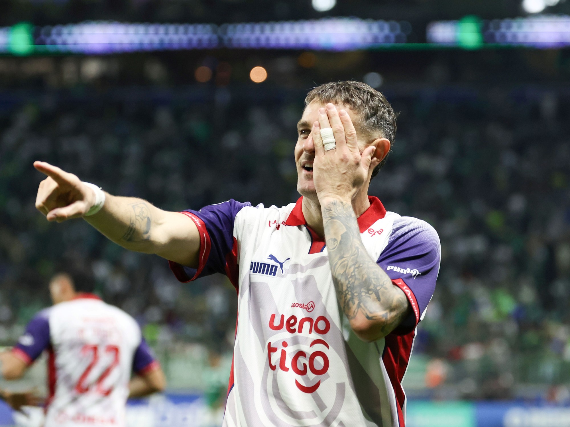 Pablo Vegetti celebrating his goal for Cerro Porteño against Palmeiras, making a "pirate" gesture.