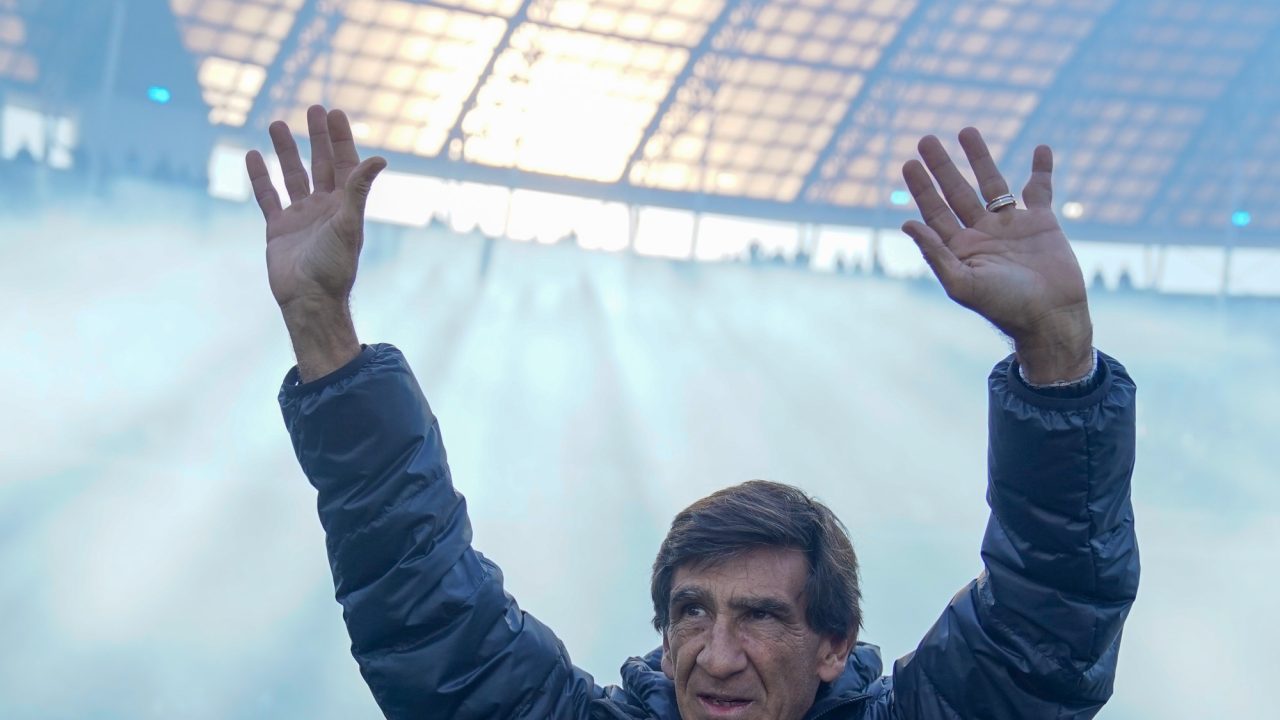 Gustavo Costas bids farewell to Racing fans, subtly hinting at club leadership friction