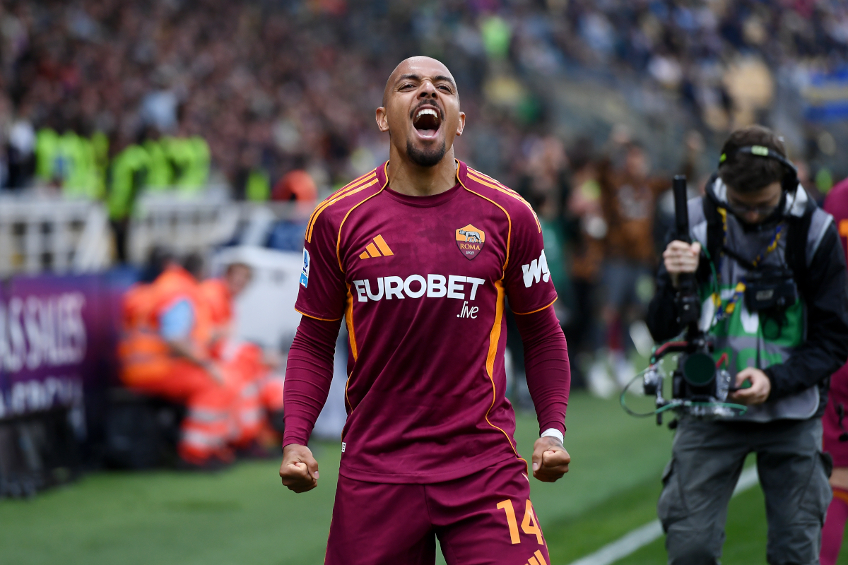 Donyell Malen celebrating a goal for AS Roma during a Serie A match