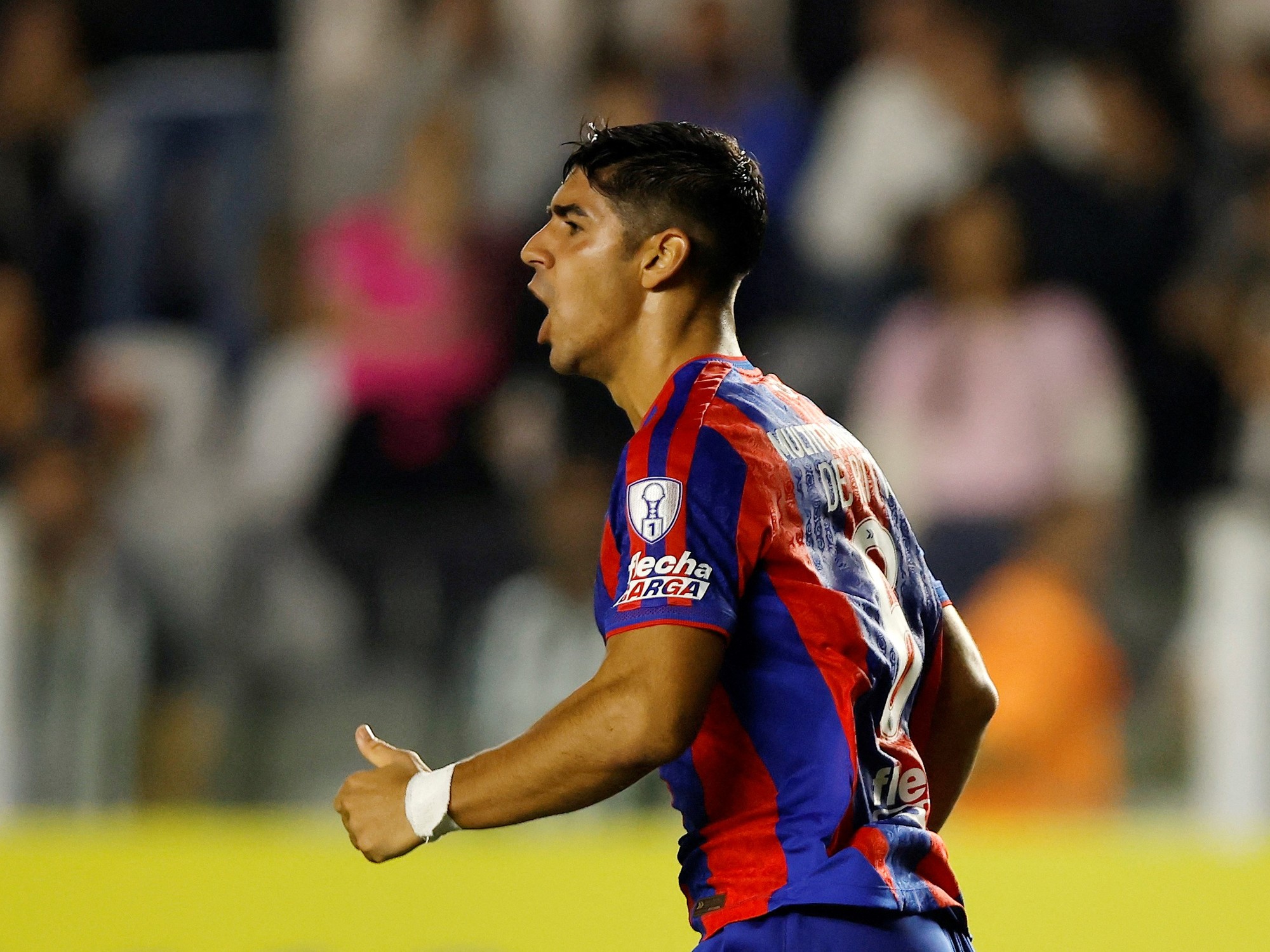 San Lorenzo players celebrating a goal against Santos during a Copa Sudamericana match, illustrating their comeback.
