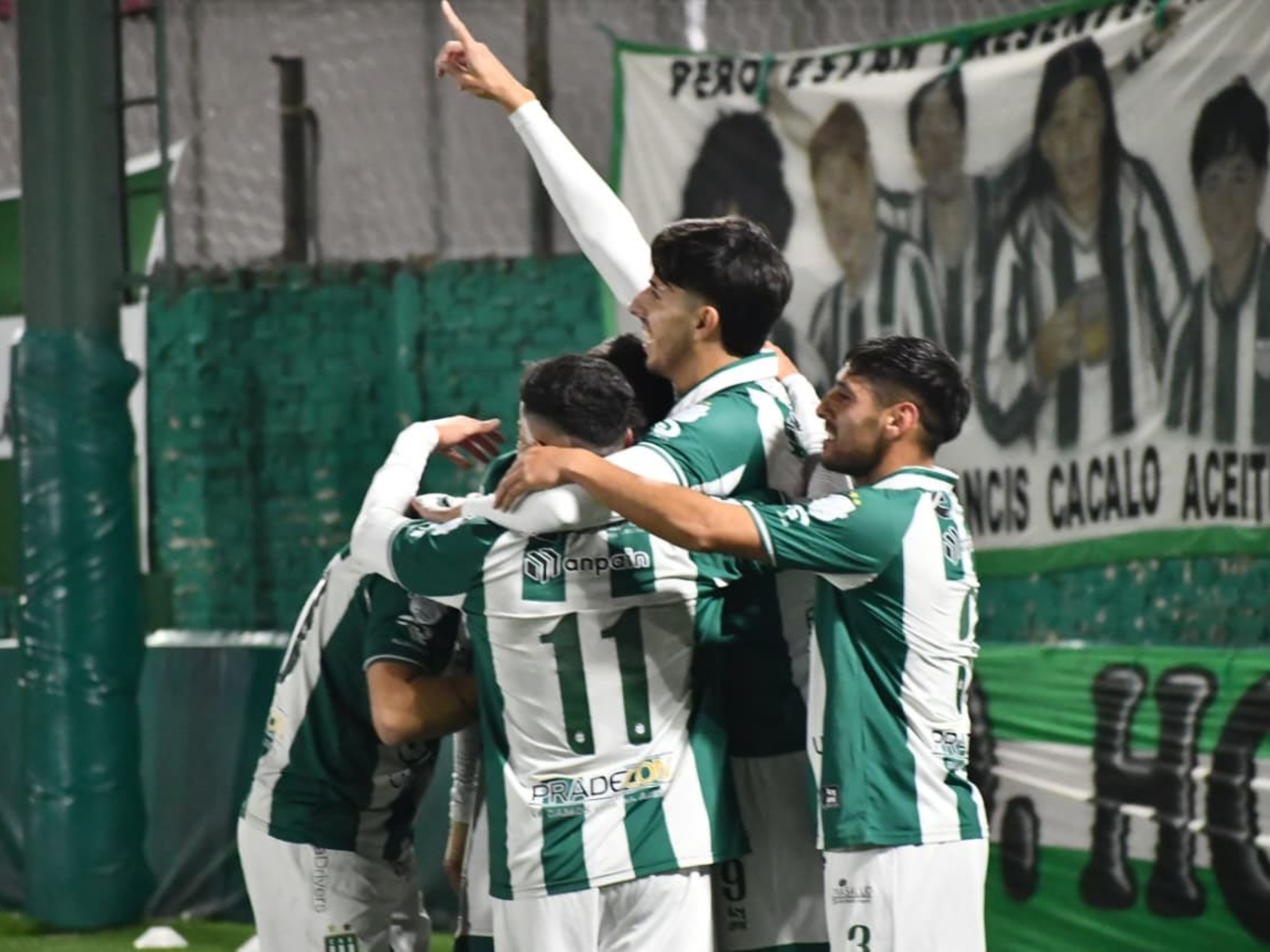 Excursionistas players celebrating a goal during their match against Liniers