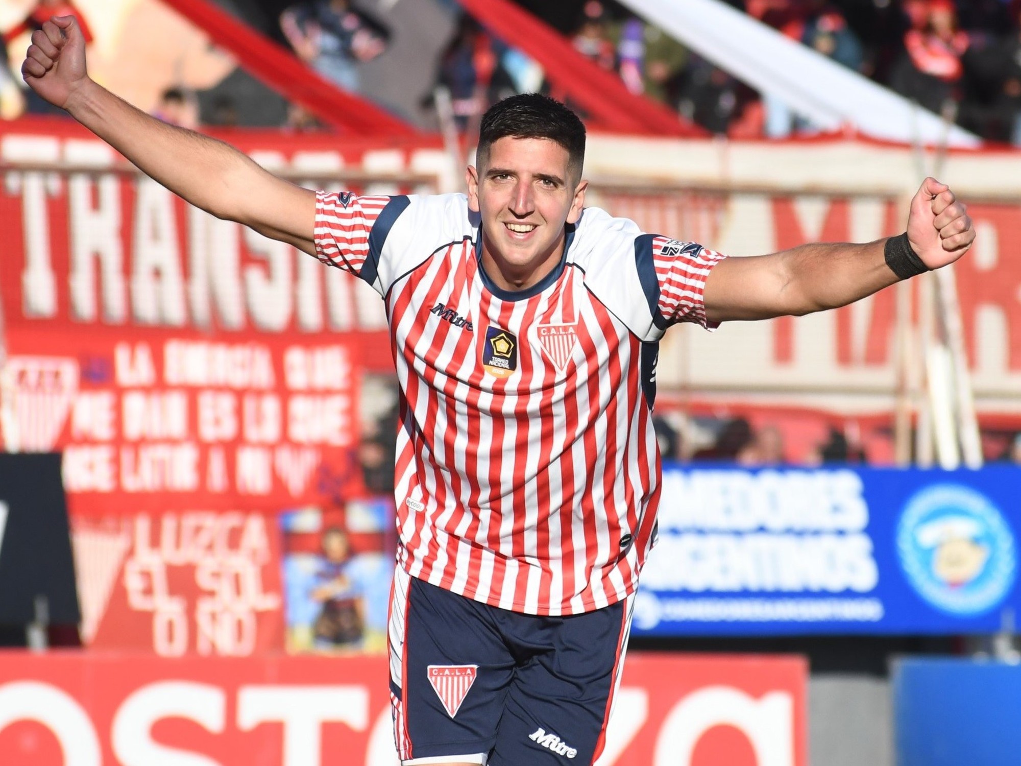 Los Andes players celebrating a goal during their match against Racing de Córdoba.