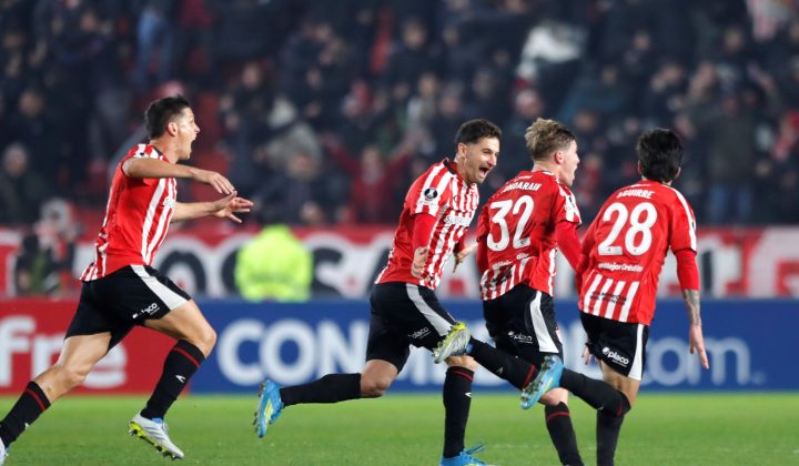 Estudiantes Secures Knockout Spot with VAR-Awarded Stoppage-Time Winner