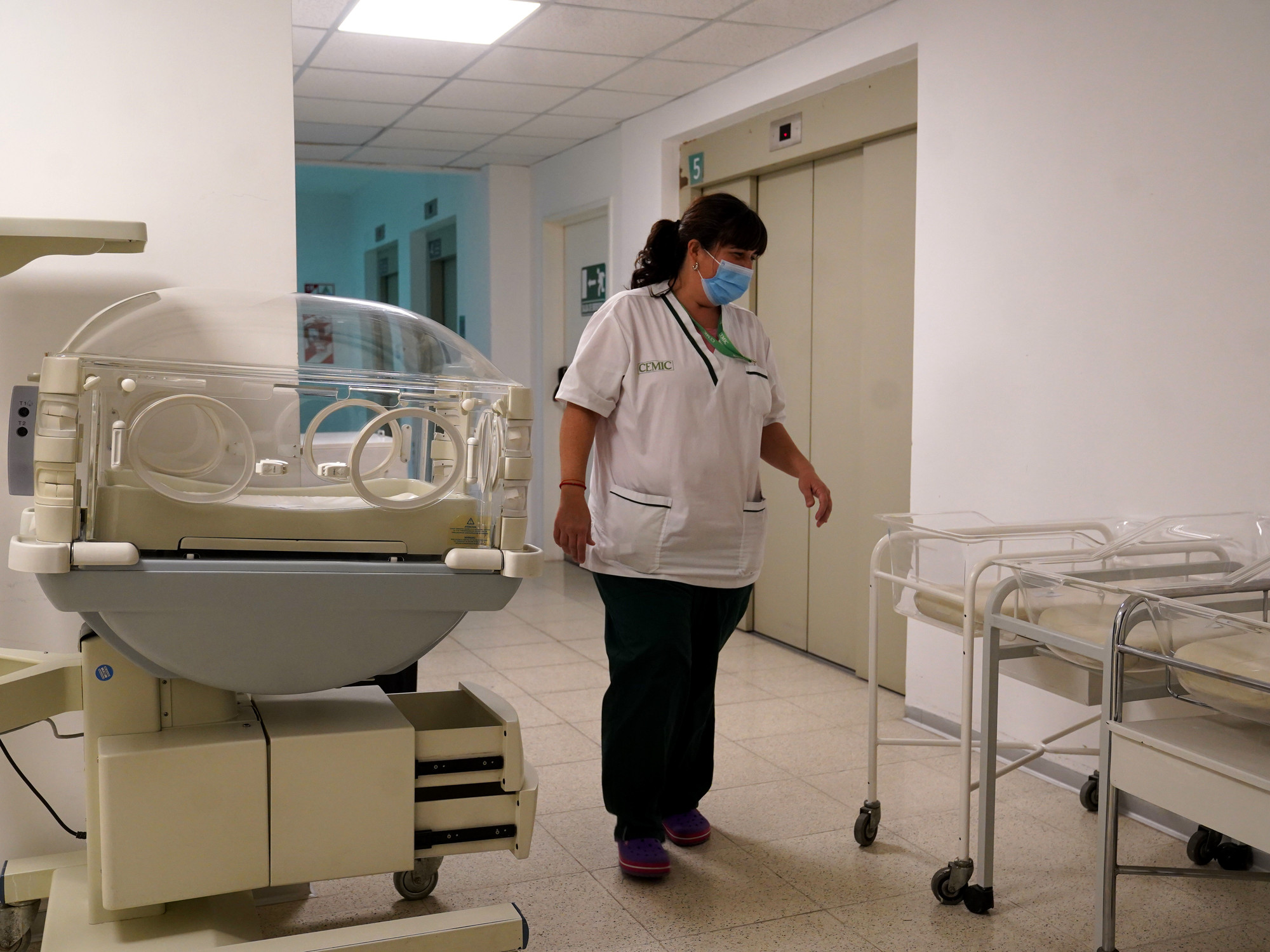 Interior view of a modern maternity ward in an Argentinian hospital.