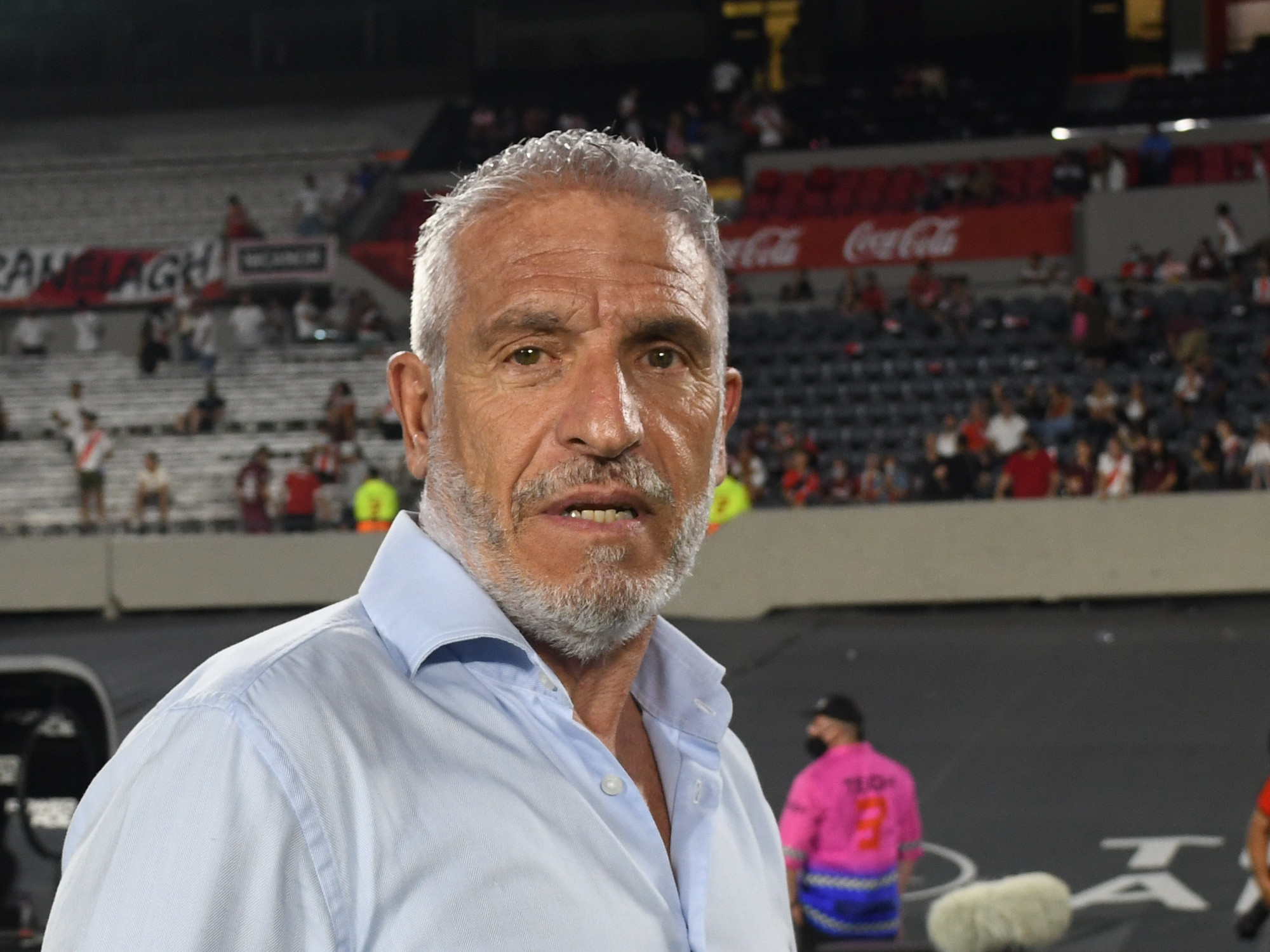 Omar Labruna speaking during a television segment, with a serious expression.