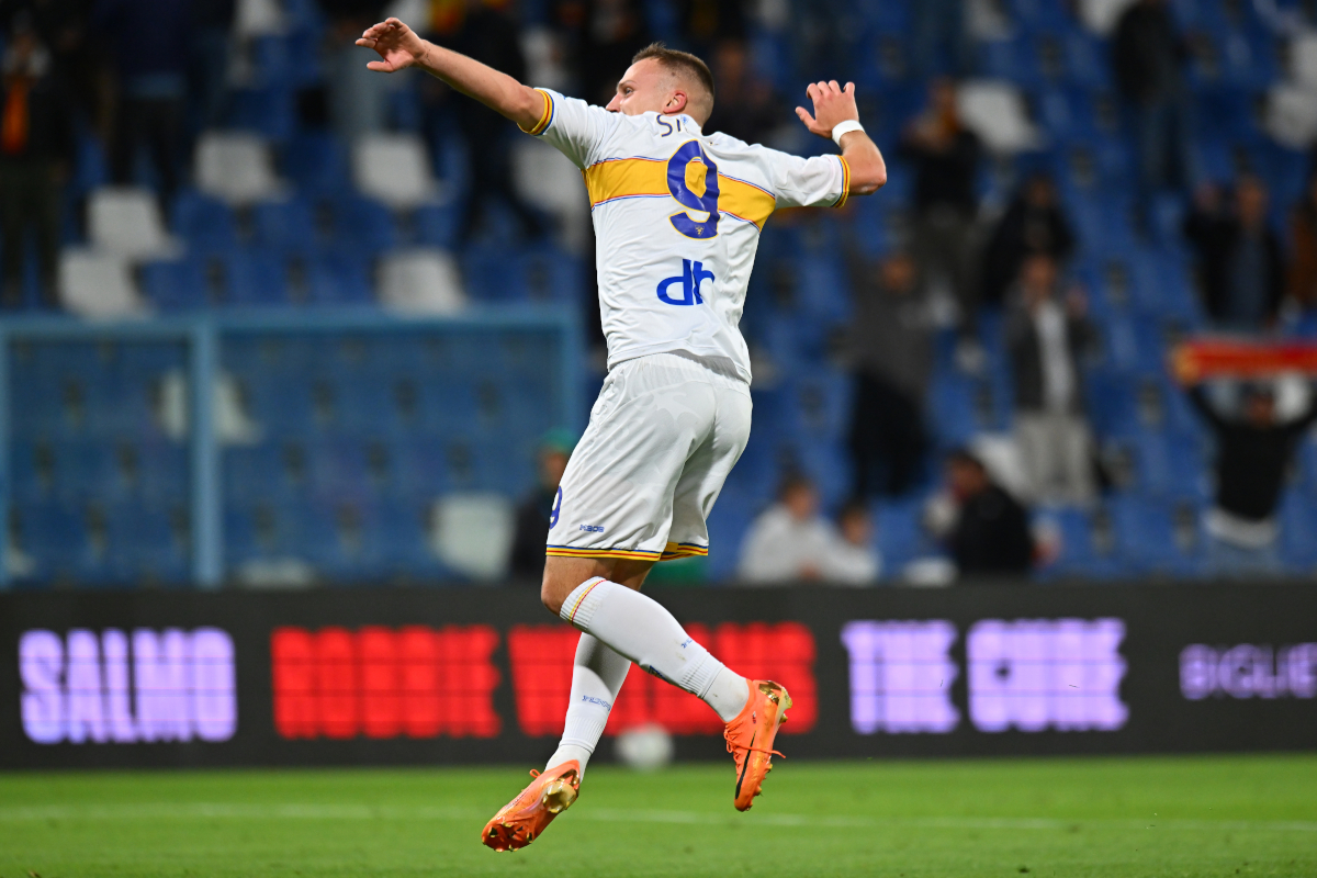 Nikola Stulic of US Lecce celebrates scoring his team's third goal against US Sassuolo Calcio at Mapei Stadium.