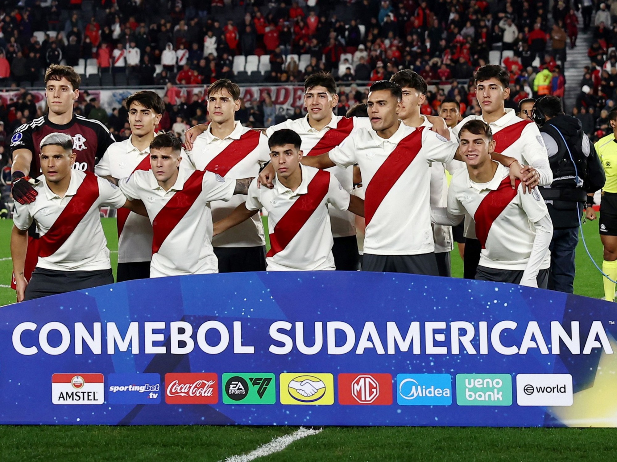 Jugadores de River Plate celebrando un gol durante el partido contra Blooming