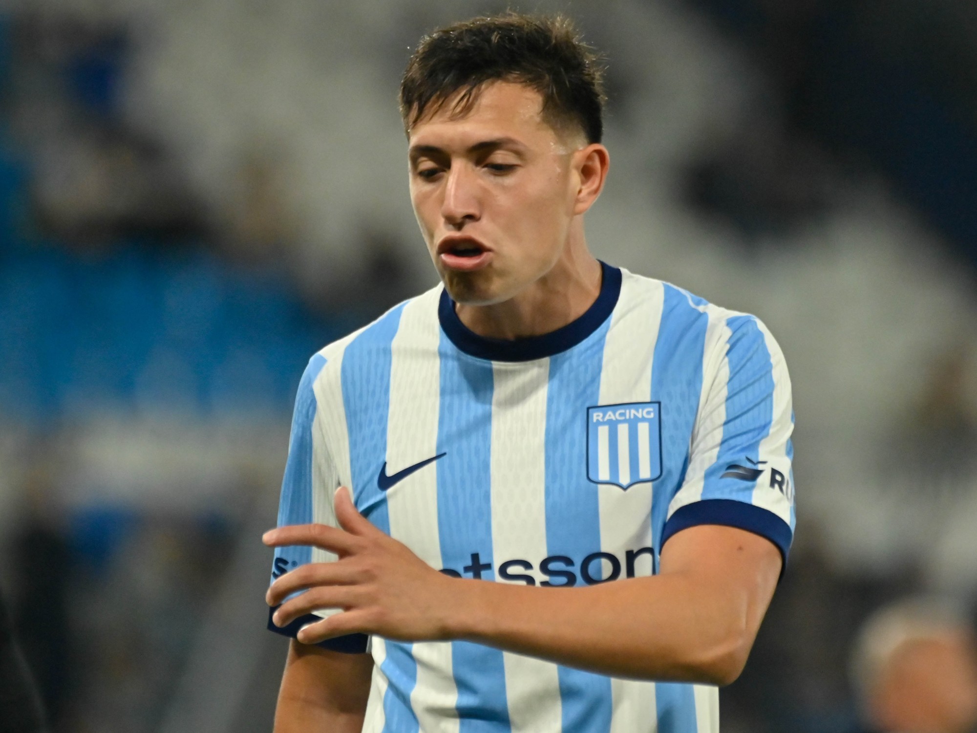 Adrián Fernández, jugador del Racing Club, con una férula en el pie.