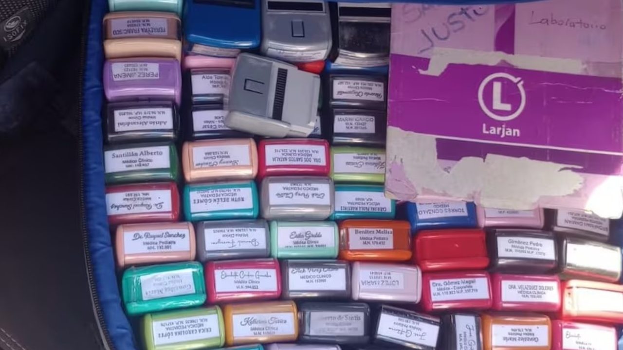 Suitcase Full of Medical Stamps Found in Father’s Car, Complicating Case Against “Argentina Salud” Clinic Owner