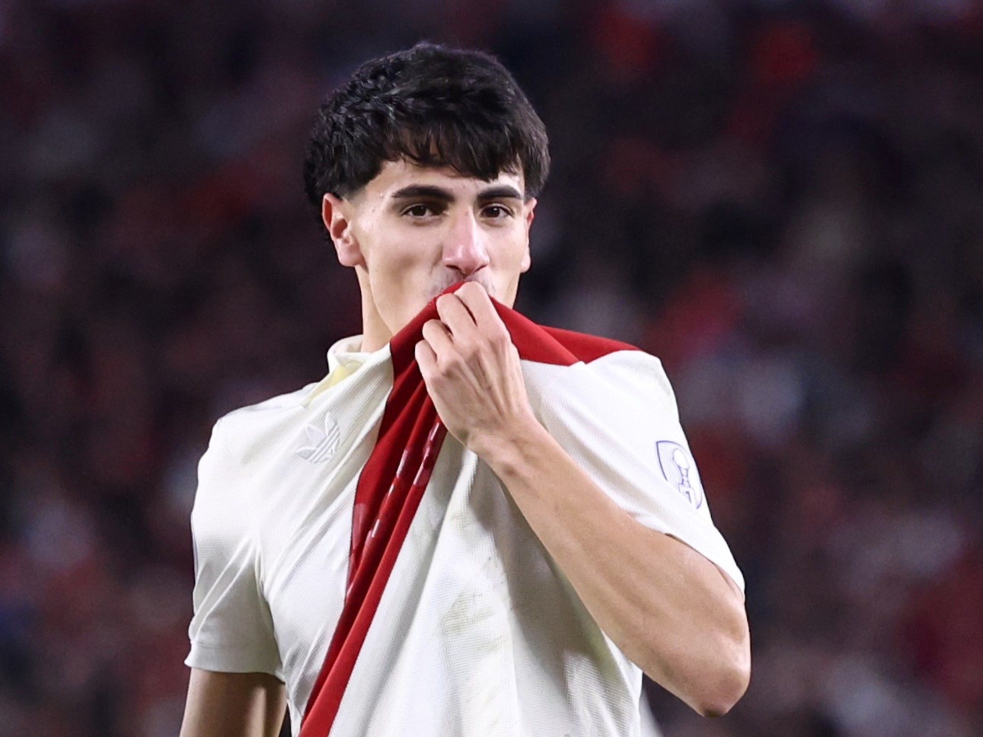 Lucas Silva celebrates scoring a goal for River Plate during a match.