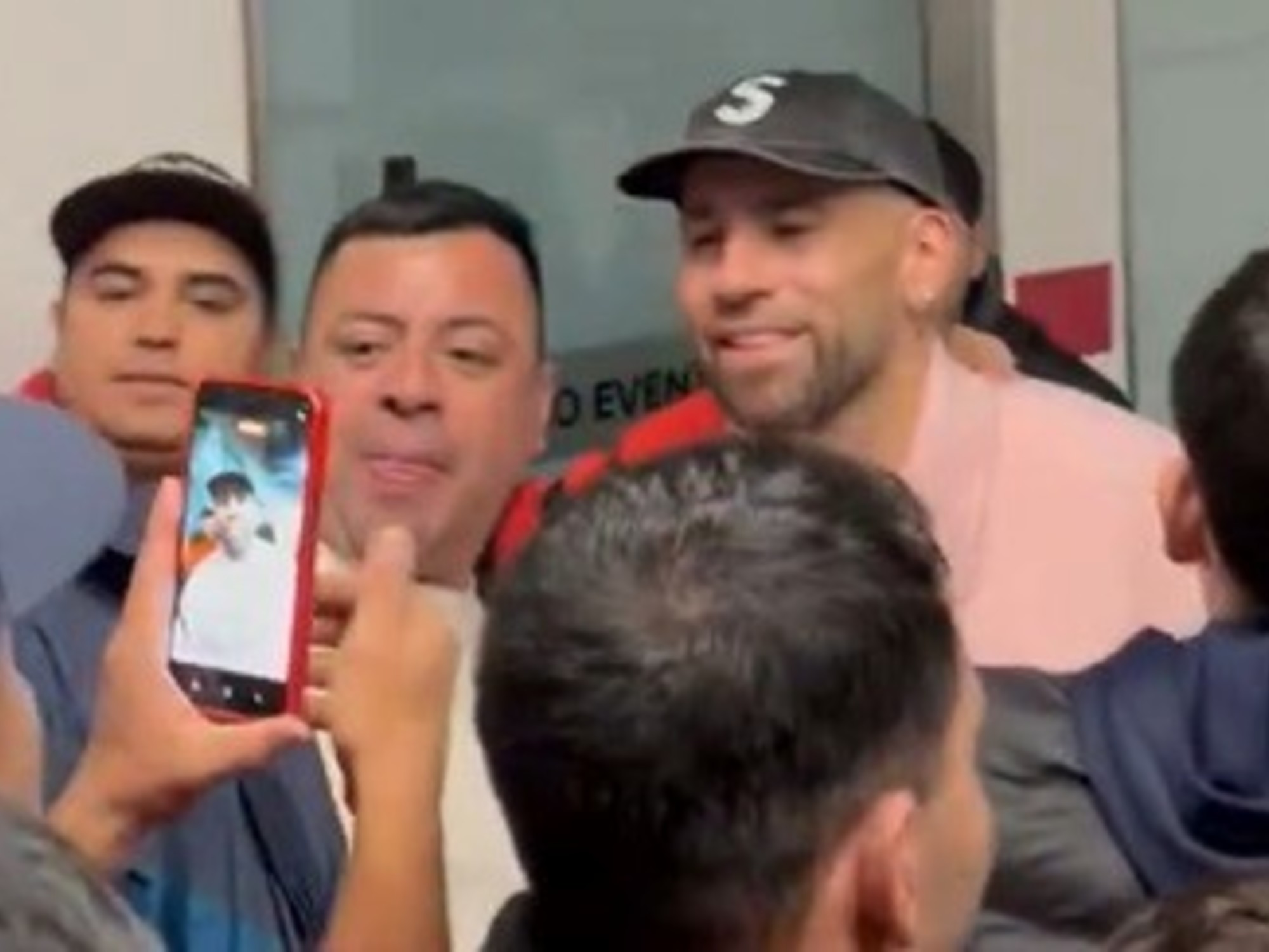 Nicolás Otamendi signing contract with River Plate