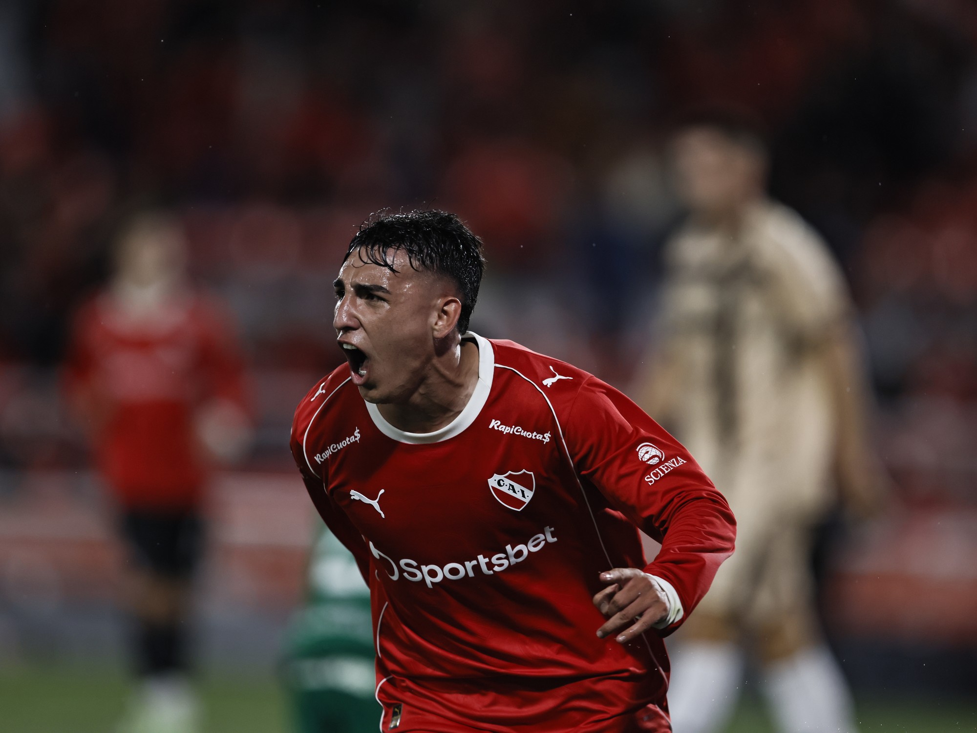 Lautaro Millán in action during a football match for Independiente.