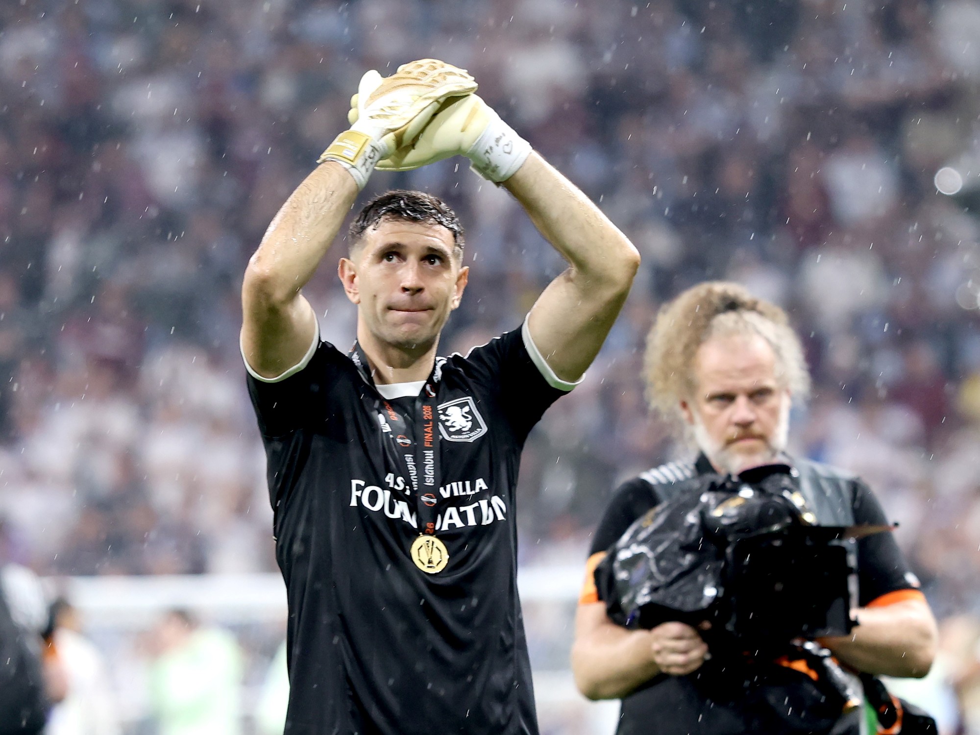 Emiliano Martínez celebrating with Aston Villa after winning the Europa League
