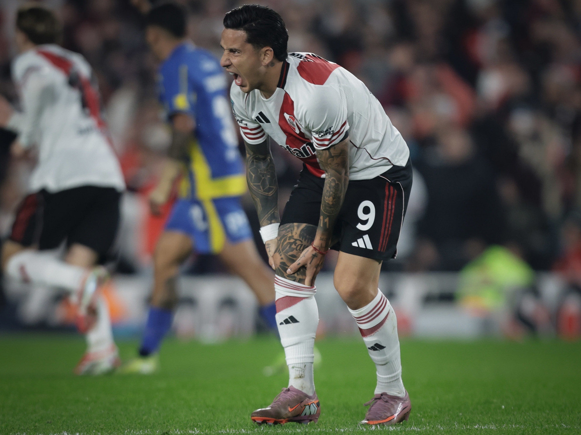 Sebastián Driussi with a knee brace on his leg