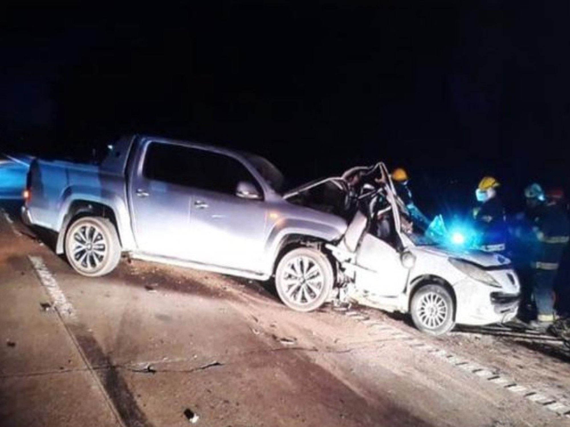 Emergency services at the scene of a fatal car accident on Ruta Provincial N°6 in San Vicente.