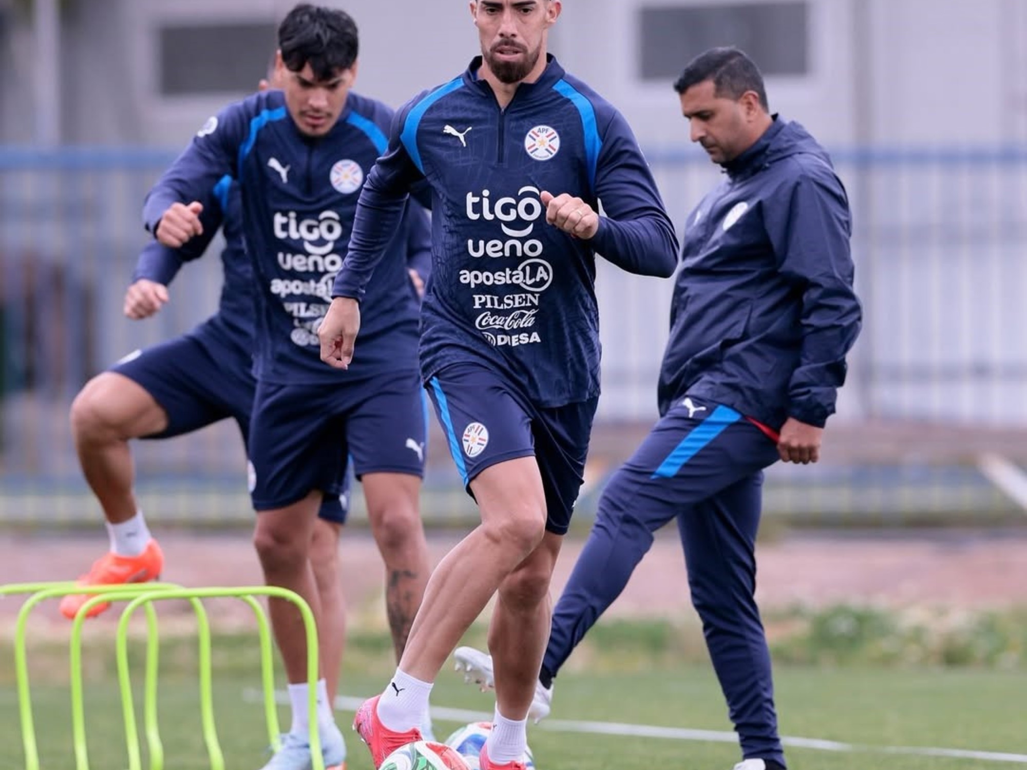 Gabriel Ávalos in action during a football match for Independiente.