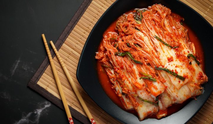 Científicos Descubren que un Probiótico del Kimchi Ayuda a Expulsar Nanoplásticos del Intestino