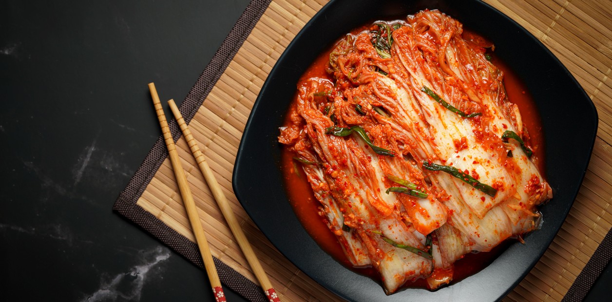 Científicos Descubren que un Probiótico del Kimchi Ayuda a Expulsar Nanoplásticos del Intestino