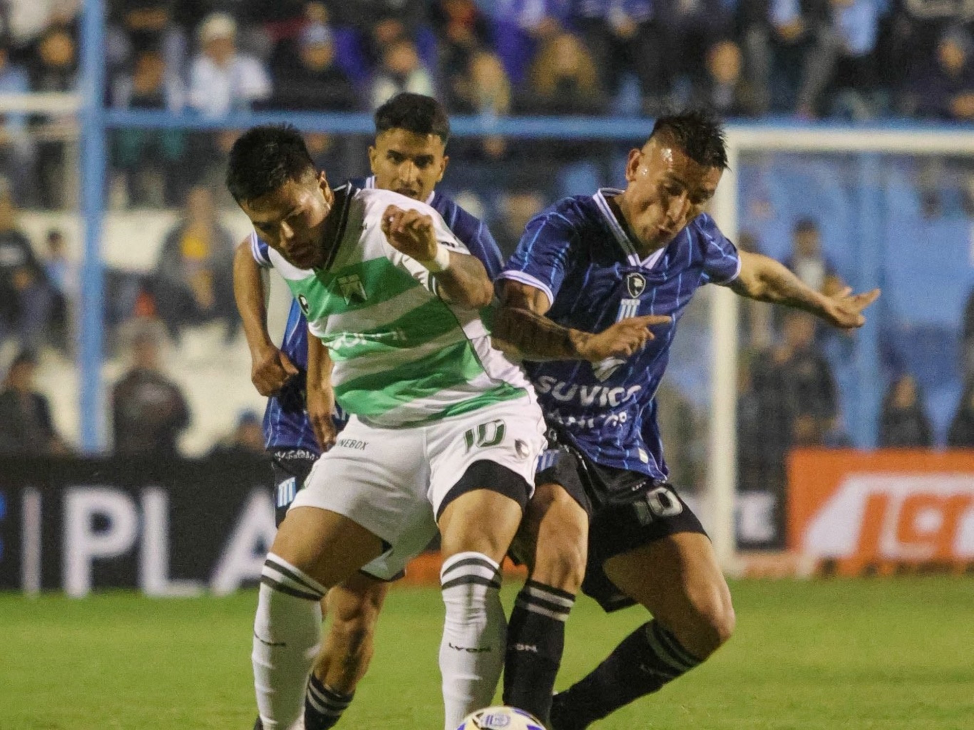 Jugadores de Ferro y Racing de Córdoba compiten por el balón en un partido de la Primera Nacional.