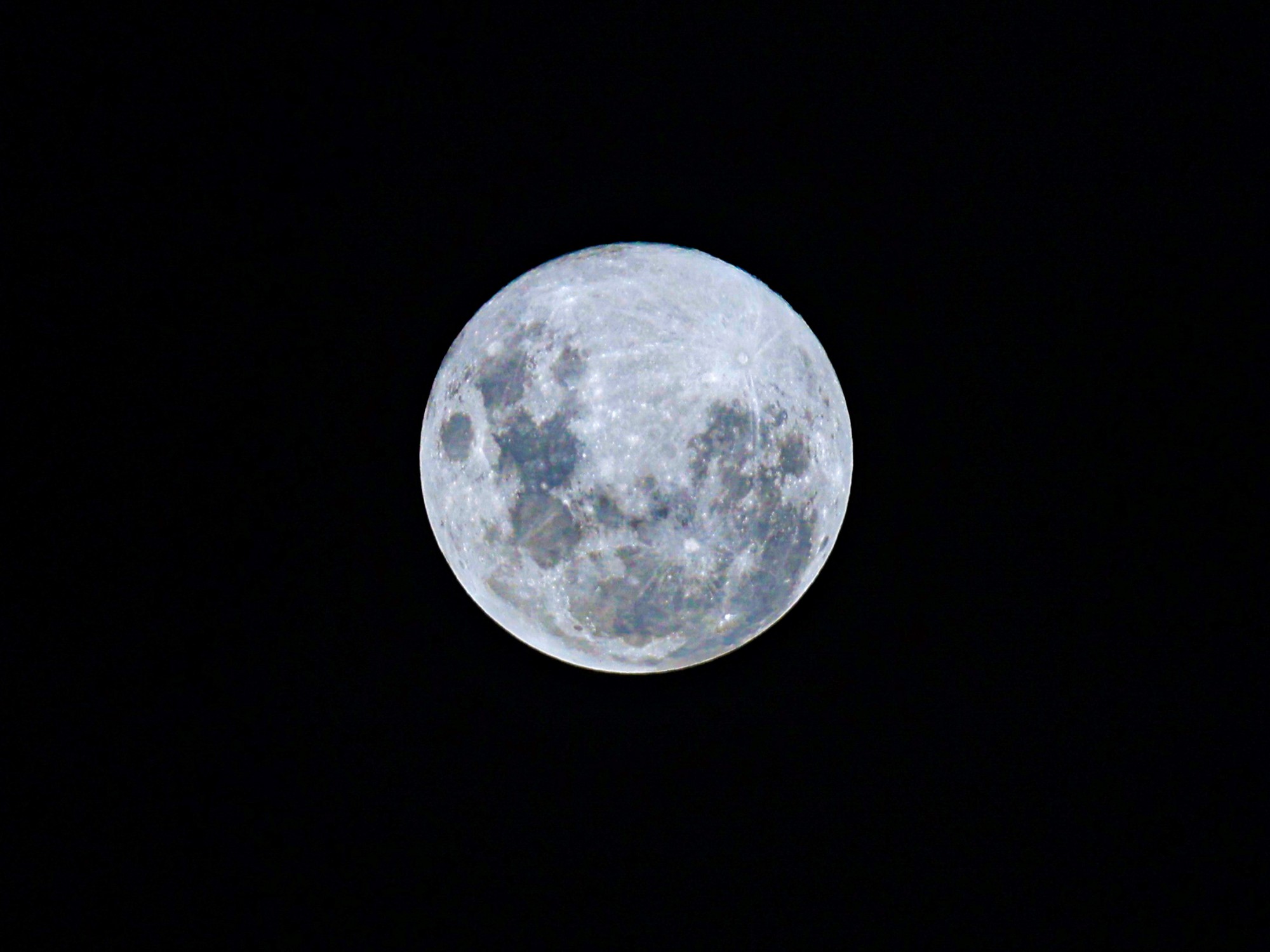 Cielo nocturno con una luna llena brillante en la constelación de Sagitario.