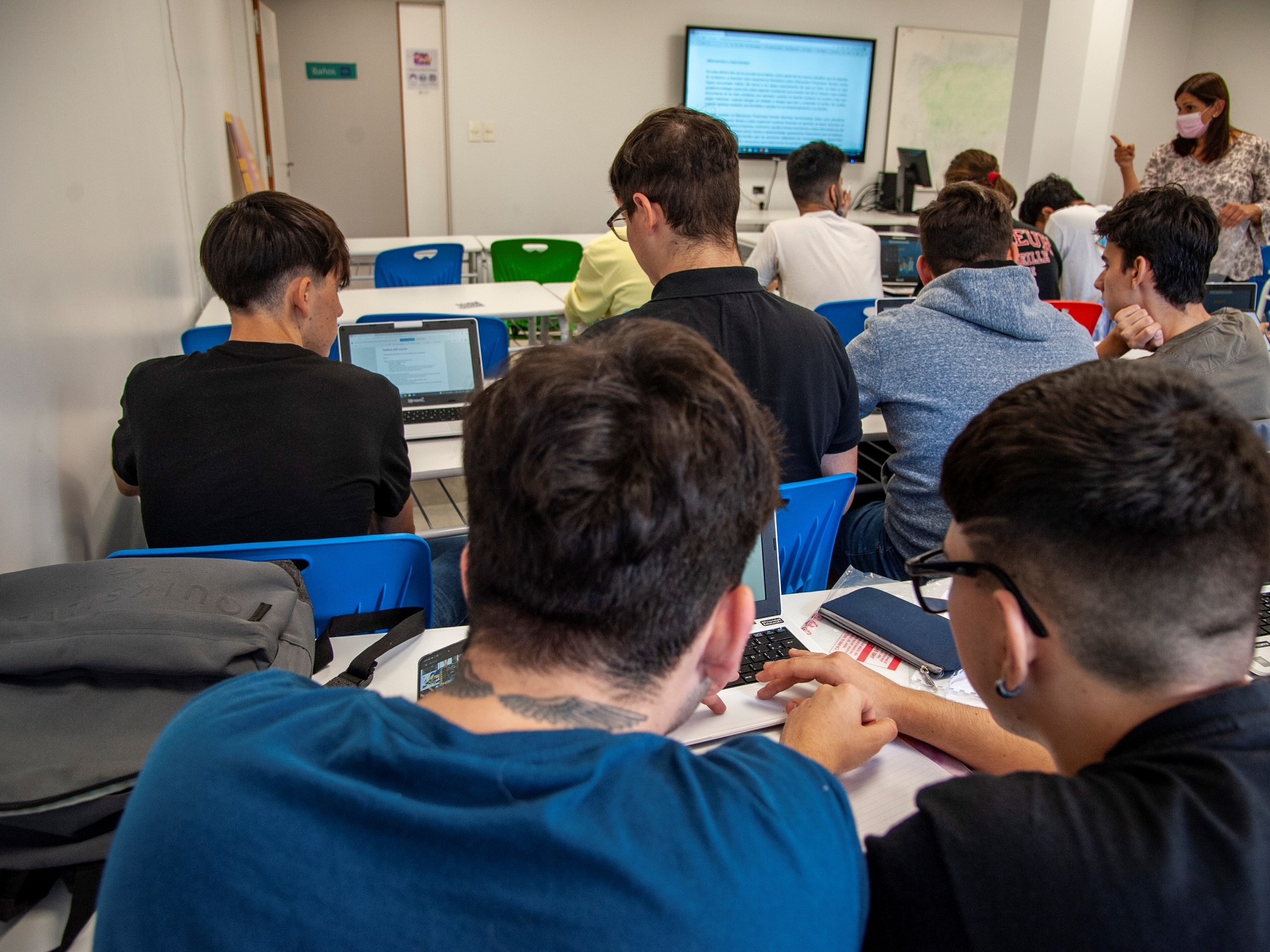 Grupo de docentes discutiendo en un aula