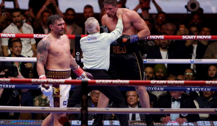 Usyk Retains Heavyweight Titles After Controversial Technical Knockout in Egypt