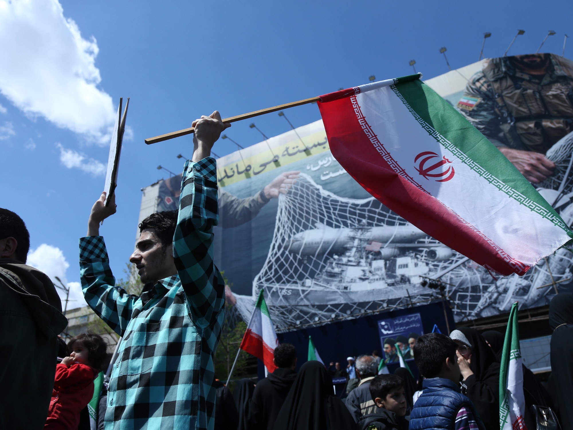 US military personnel observing operations, symbolic of US-Iran conflict.