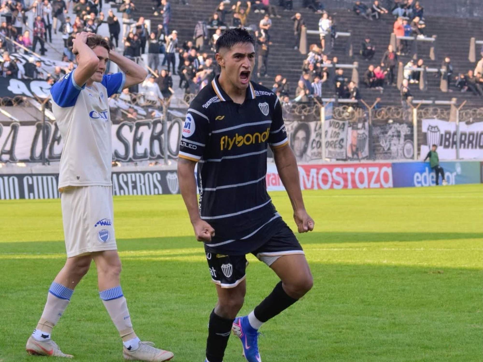 Ezequiel Almirón celebrates scoring a goal for Estudiantes against Godoy Cruz.