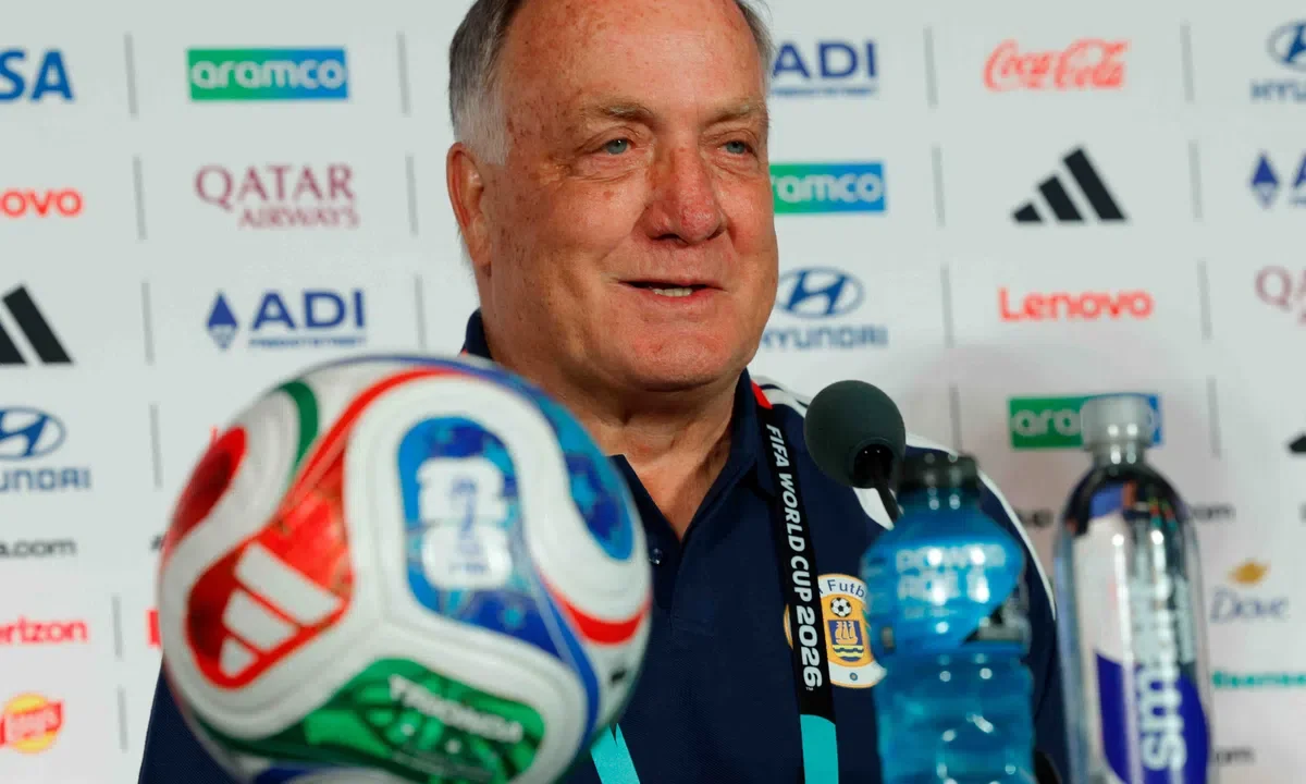 Dick Advocaat Charms Media Ahead of Crucial Curaçao World Cup Match